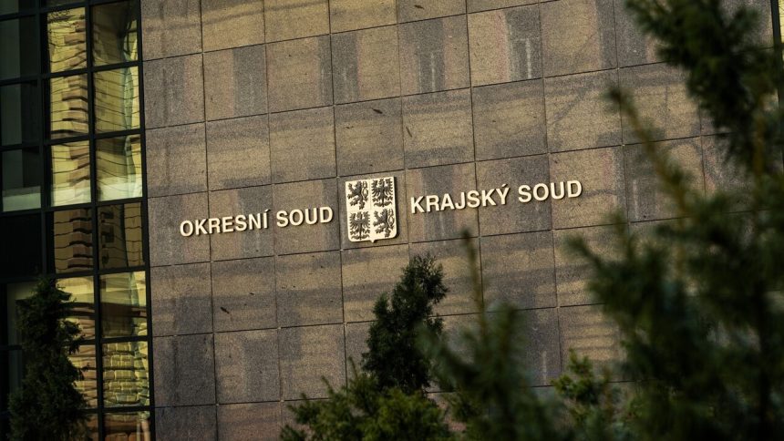 Dievcatko z ceska vydavalo zvuky balo sa vody a muselo zobrat Otec vlcieneho dieta spoznal svoj trest
