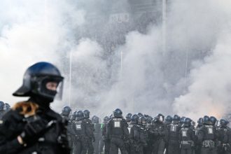 Peklo poas Nemeckeho pohara Derby sa vymklo spod kontroly zranenych bolo 35 policajtov Ostatne Futbal Sportweb