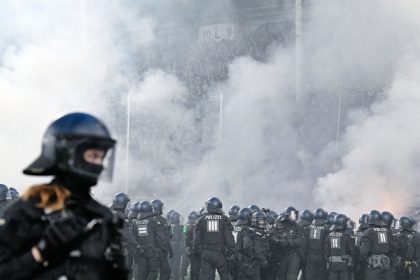 Peklo poas Nemeckeho pohara Derby sa vymklo spod kontroly zranenych bolo 35 policajtov Ostatne Futbal Sportweb