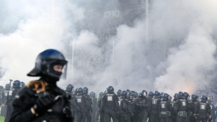Peklo poas Nemeckeho pohara Derby sa vymklo spod kontroly zranenych bolo 35 policajtov Ostatne Futbal Sportweb