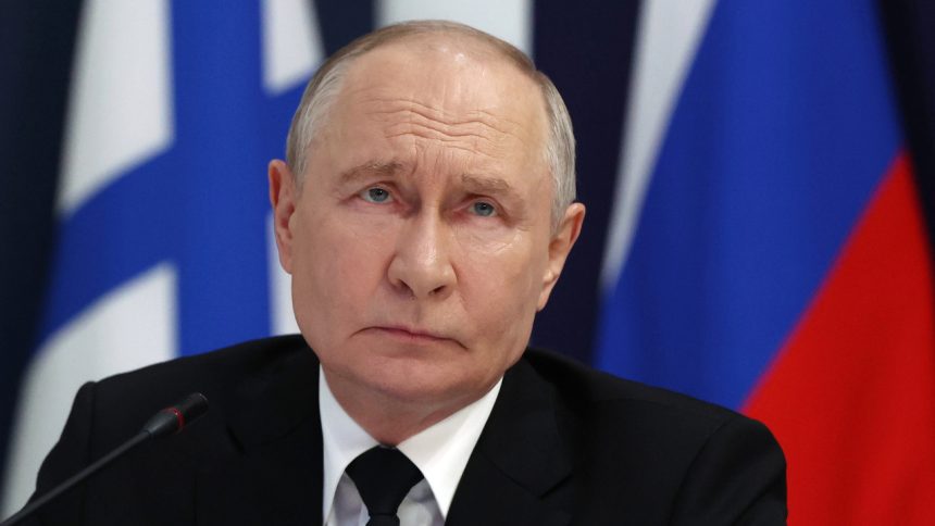 Putin vojnu nevidi no pocuje o nej z krema k nemu prudi falosna realita ktora podporuje jeho neustupnost