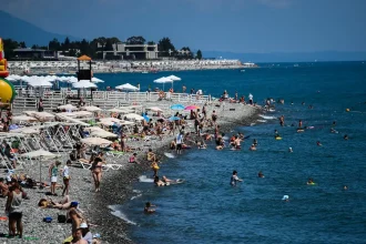 Vojna zasiahla aj oblibene Putinovo letovisko Strach Rusov unavuje turisti sa opaluju naprik poletujucim dronom