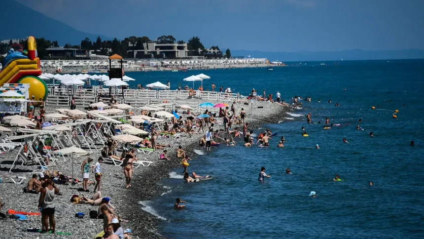Vojna zasiahla aj oblibene Putinovo letovisko Strach Rusov unavuje turisti sa opaluju naprik poletujucim dronom